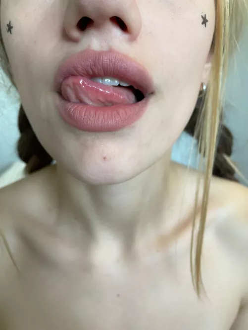 I think it's clear from my mouth that my tongue can do anything 🍌👅