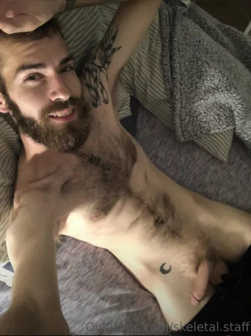 It’s a chilly morning in bed, come keep me warm? 😉🥶