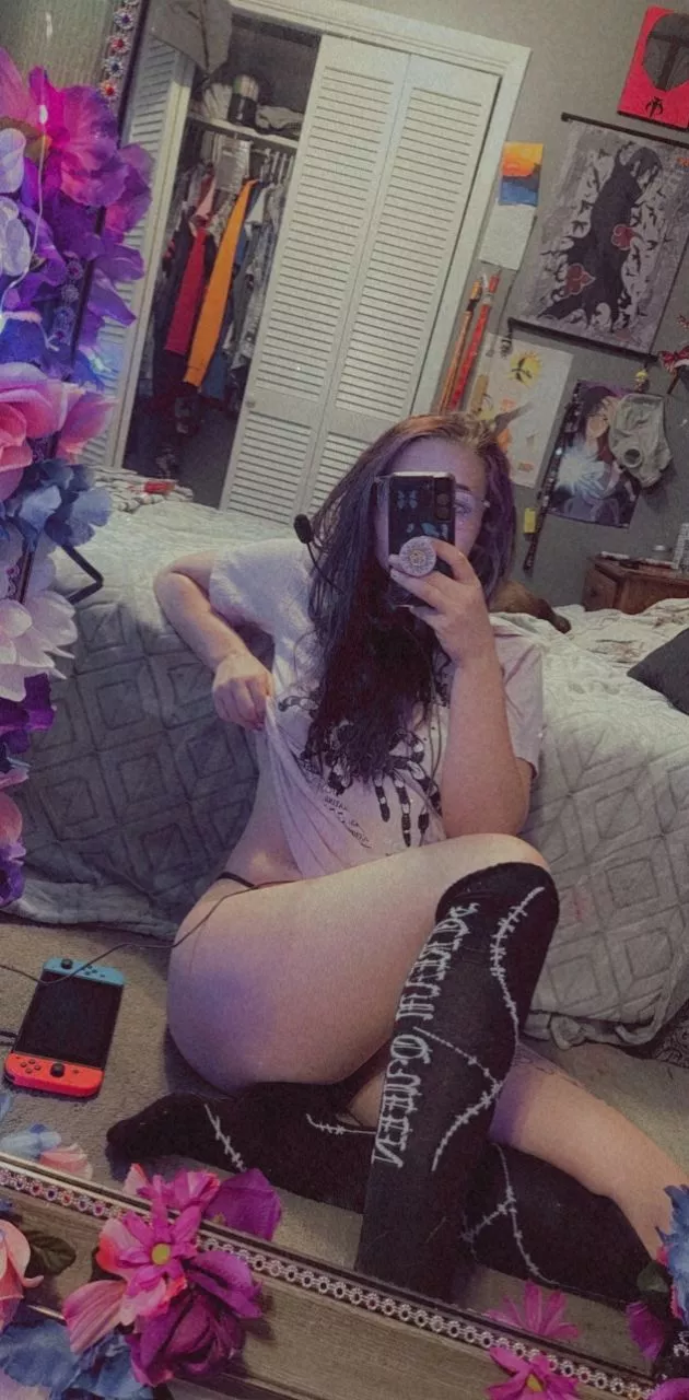 let's play a game, who ever Cums first is the loser 🥴😘💞