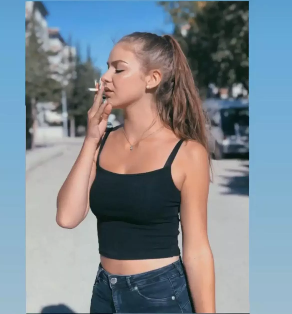 Love to see Girls Smoking 🤤