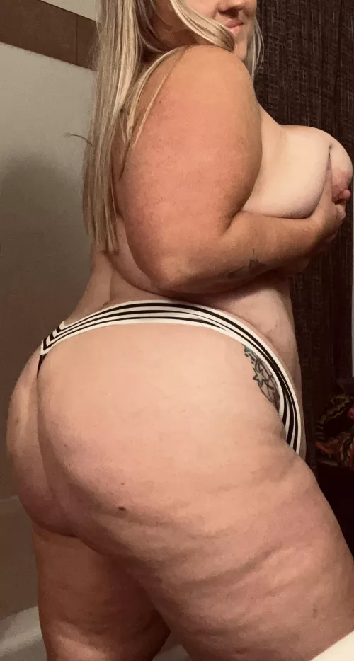 Mombod for days! Big titties, big ass and tight pussy! What’s better?