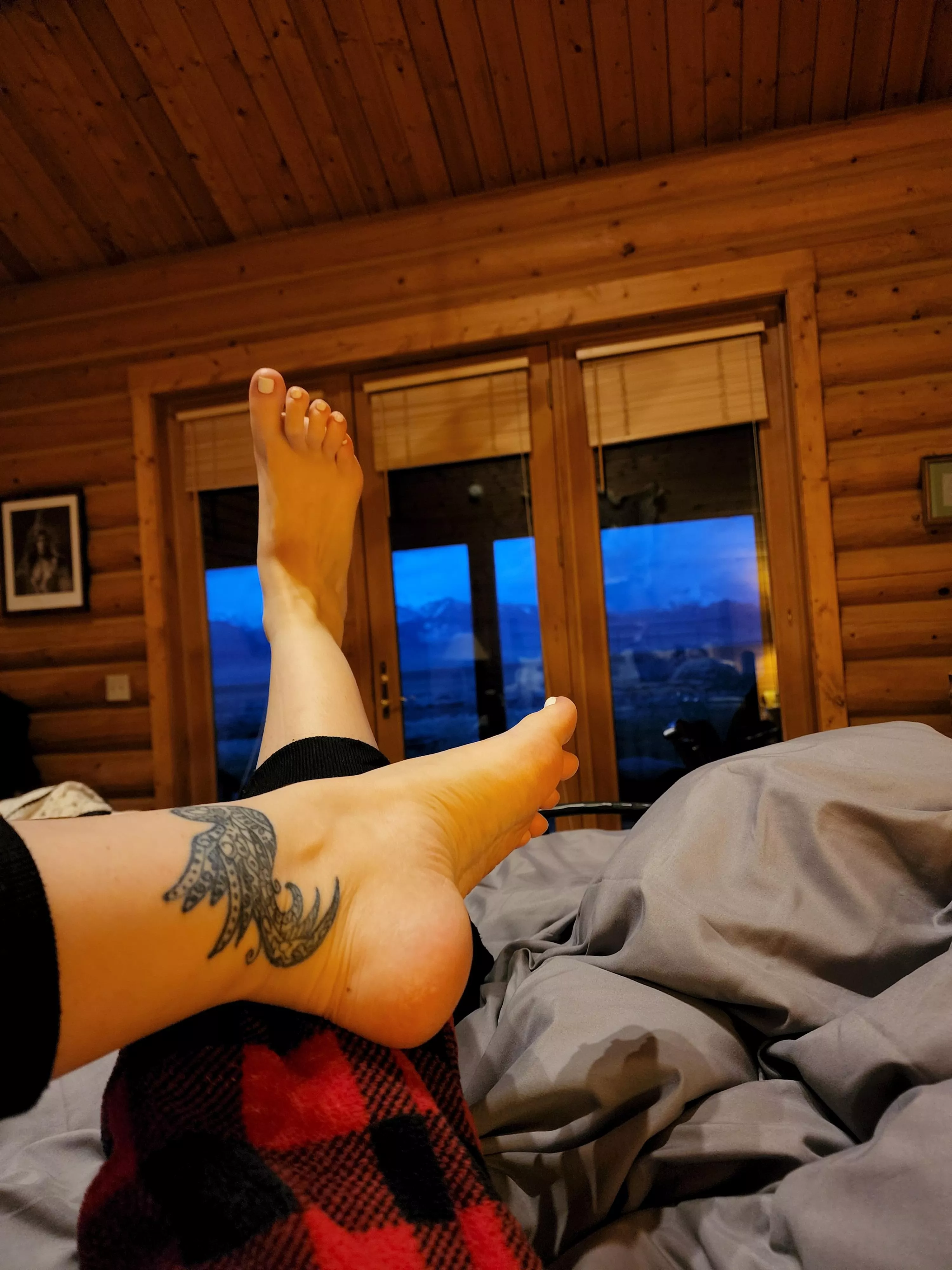 My feet are getting cold, could you please rub them for me???