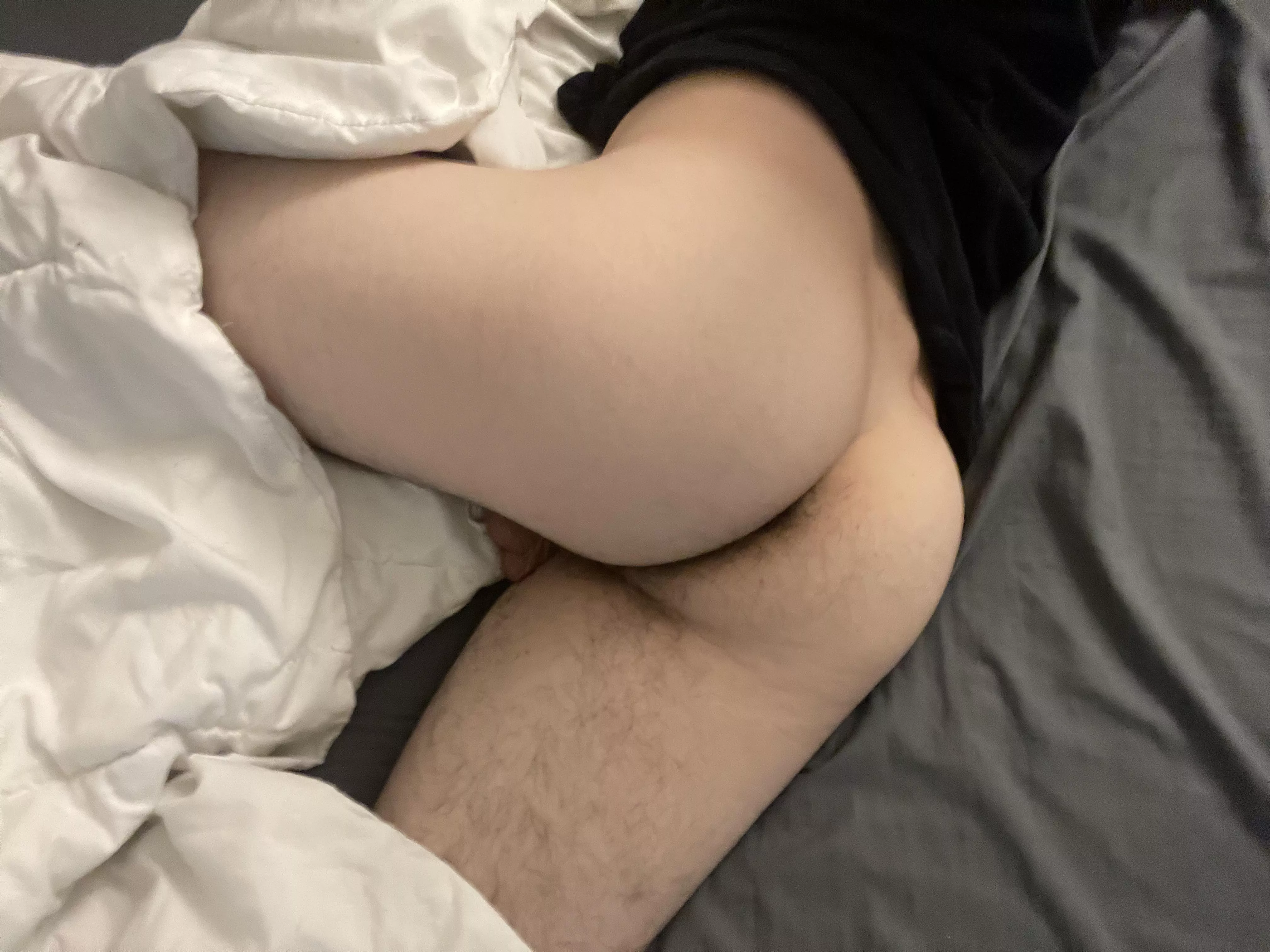 Need a cuddle buddy tonight 🥺 who wants to be big spoon? 👉🏻👈🏻