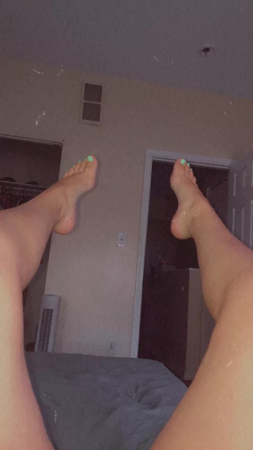 Need my toes sucked 🥹