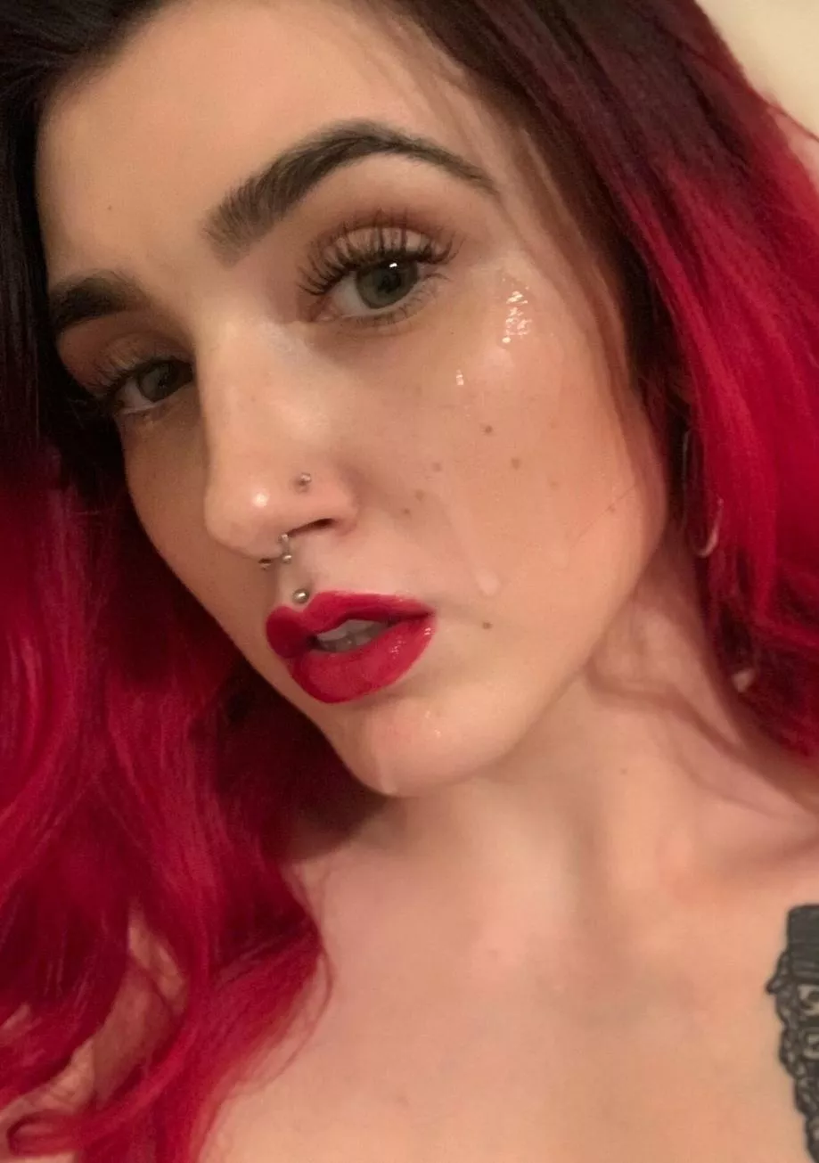 Pretty face covered in cum😳