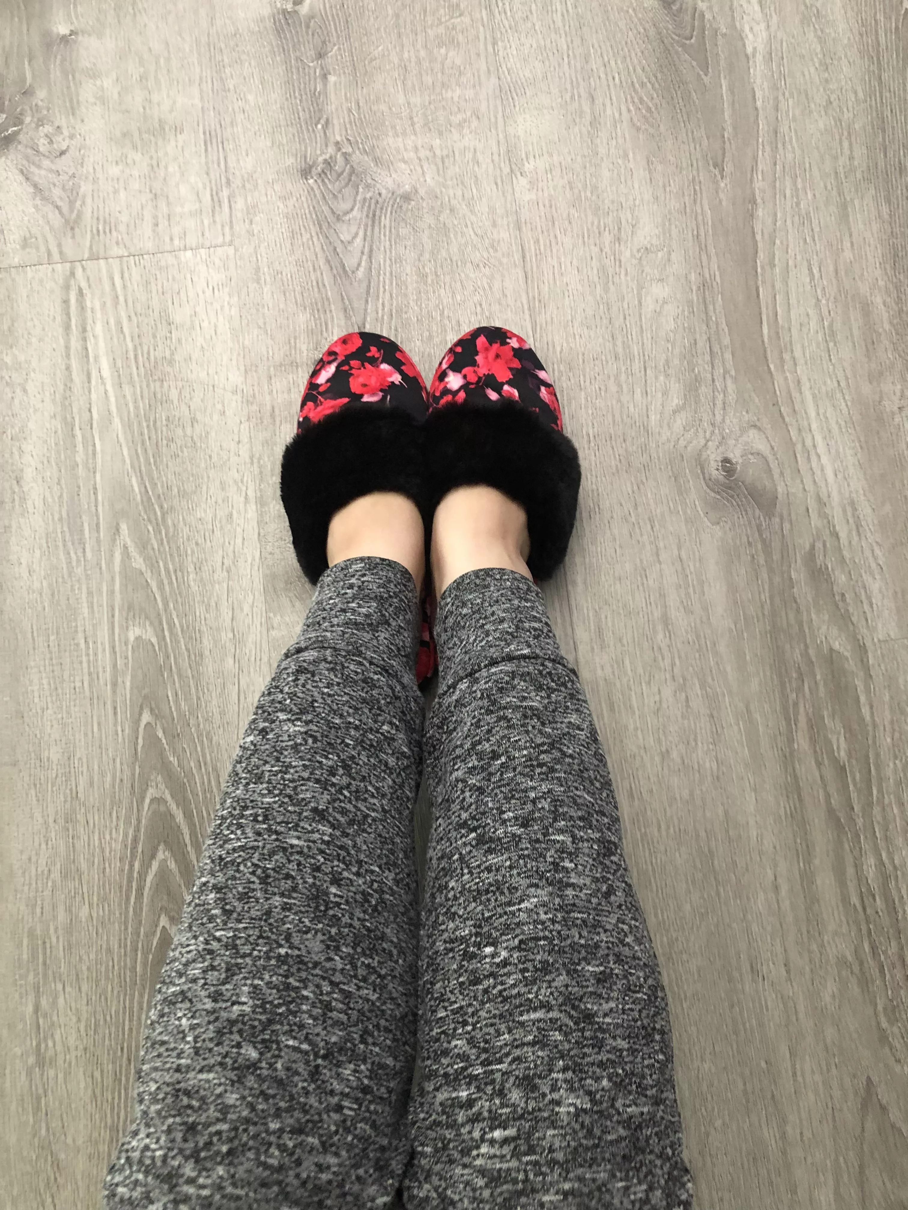 [Selling] Sniff my sexy slippers for just $15 😋❤️ Free shipping and 3 days wear! Message me here or on Kik : cordiluv