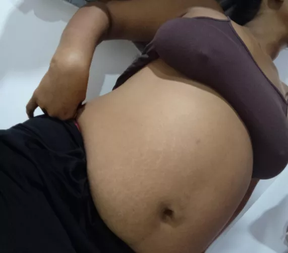 Venezuelan pregnant girl looking for a good dad who can help