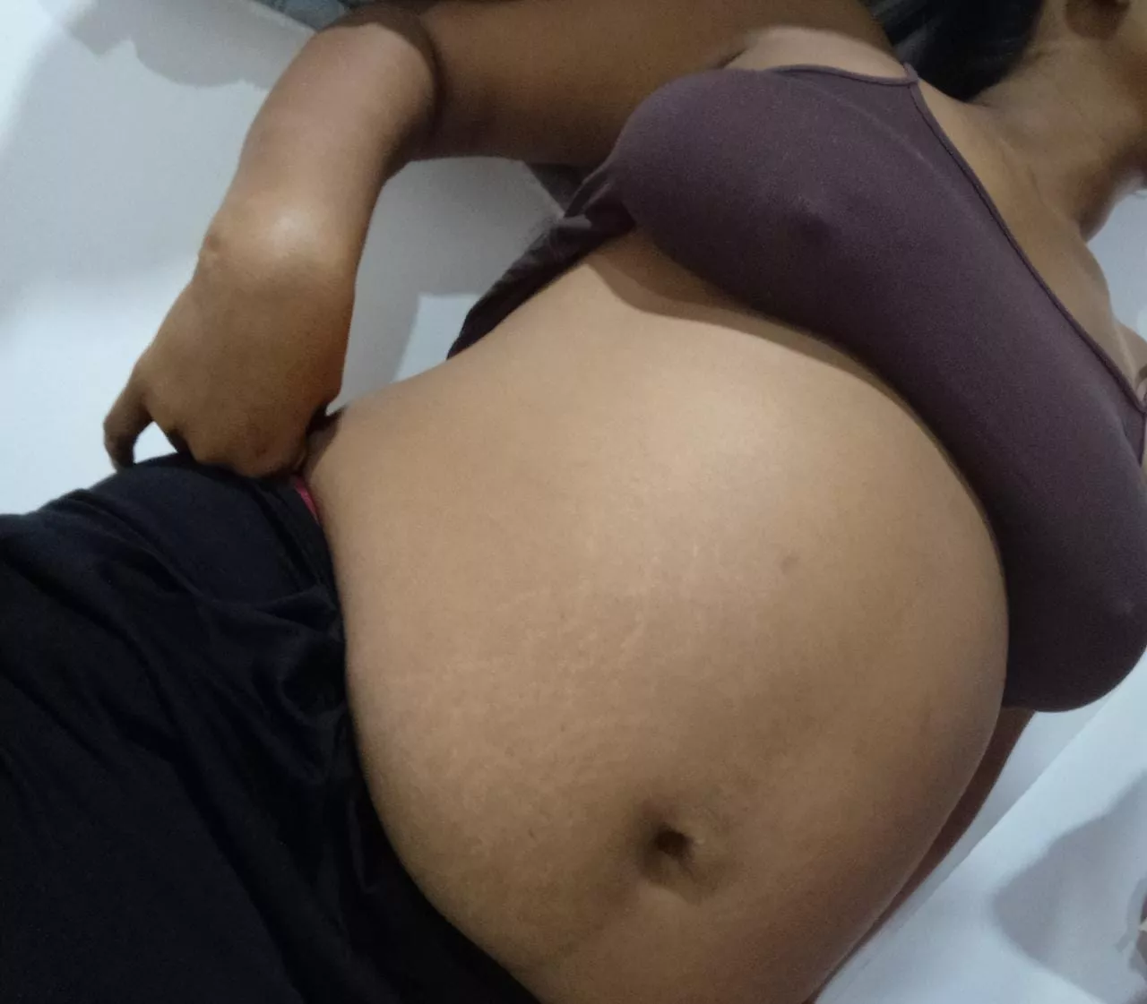 Venezuelan pregnant girl looking for a good dad who can help