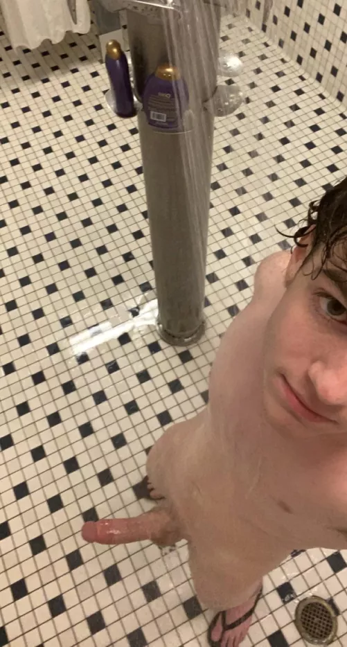 Wanna join me in the gym’s showers? 😈