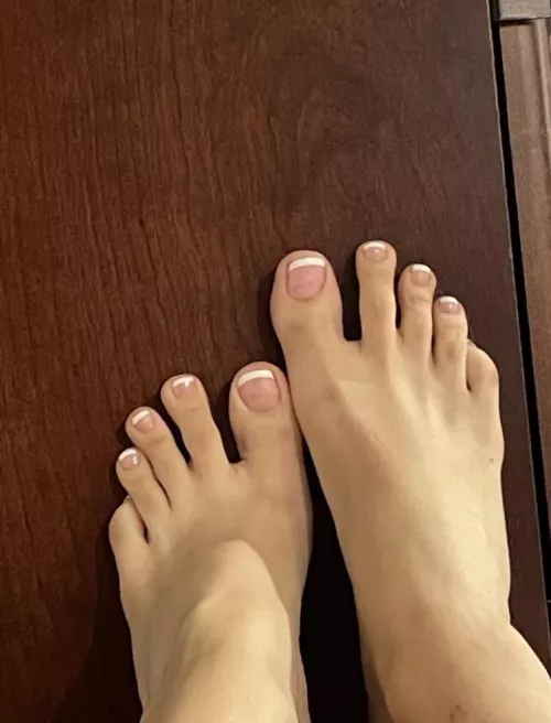 who else loves my french tip toes? 👀🦶