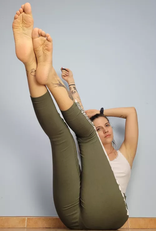 Wrinkly soles ready to be licked ;)