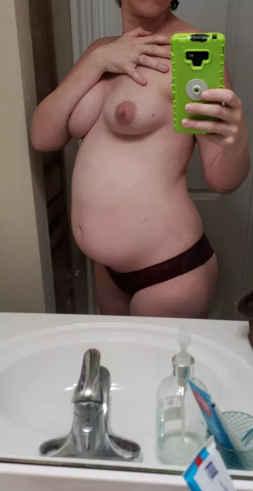 A little pregger sexy belly (26f)