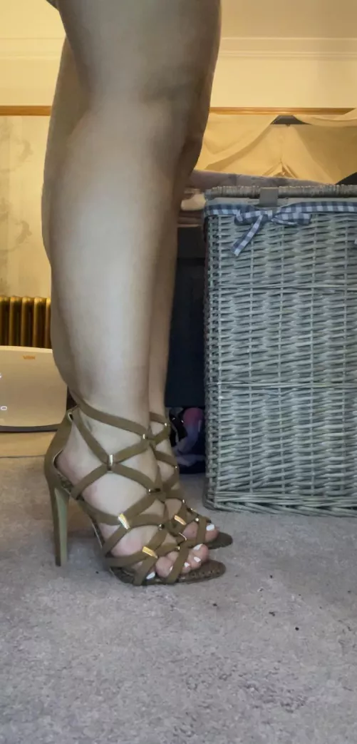 Bare legs on shoe Saturdays 😈