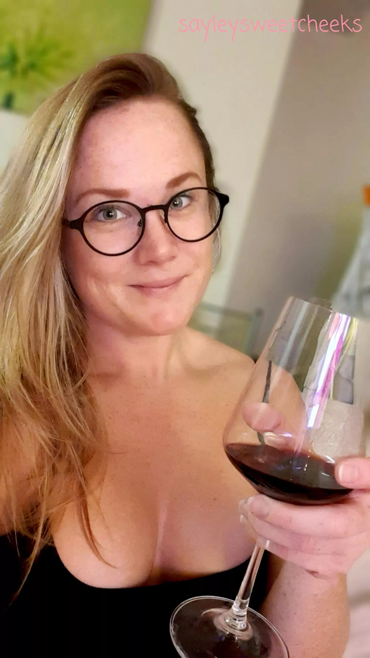 Cheers to the weekend gorgeous people. Natural red head from the UK here