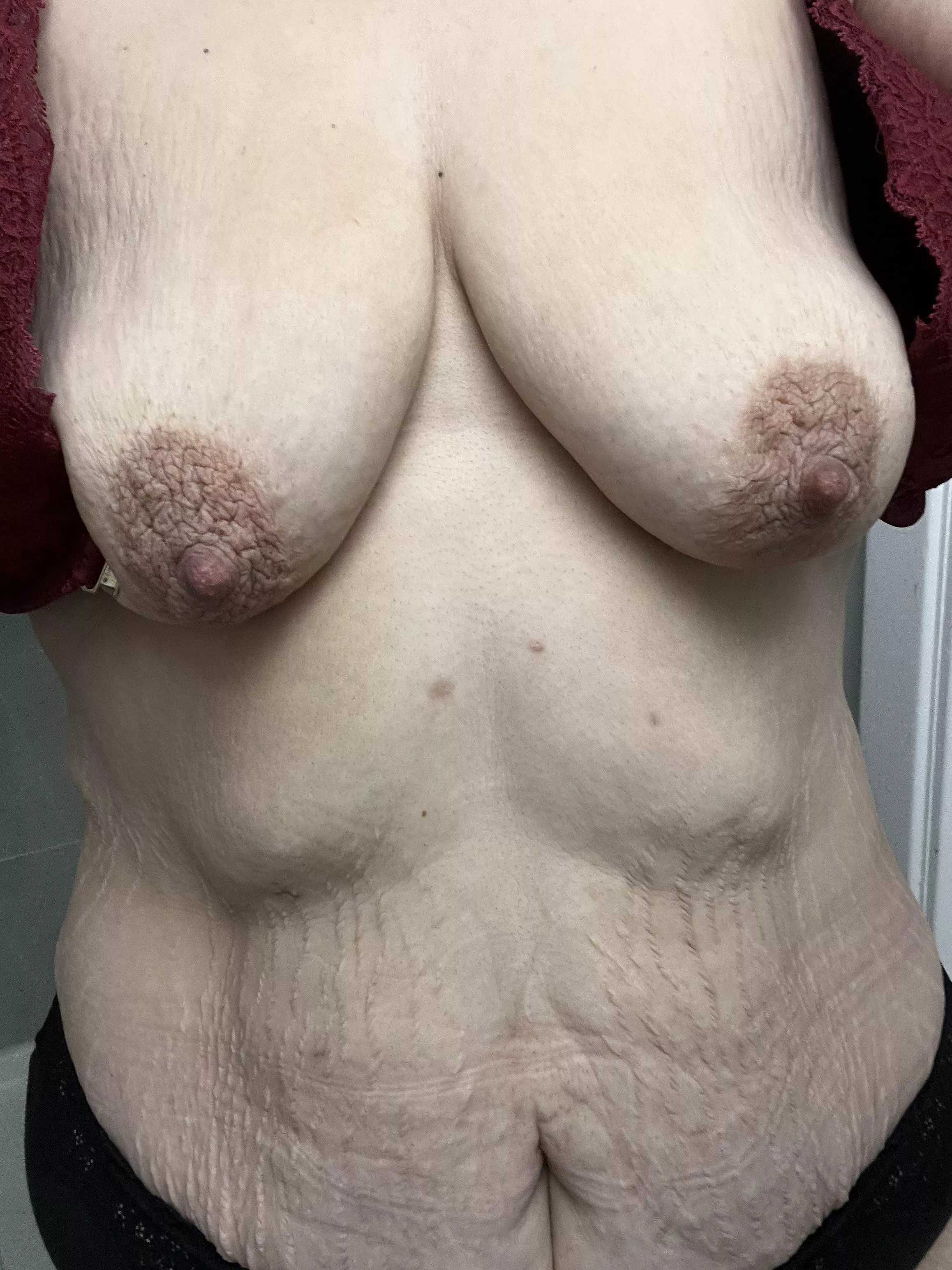 Feels nice to finally take my bra off 😘