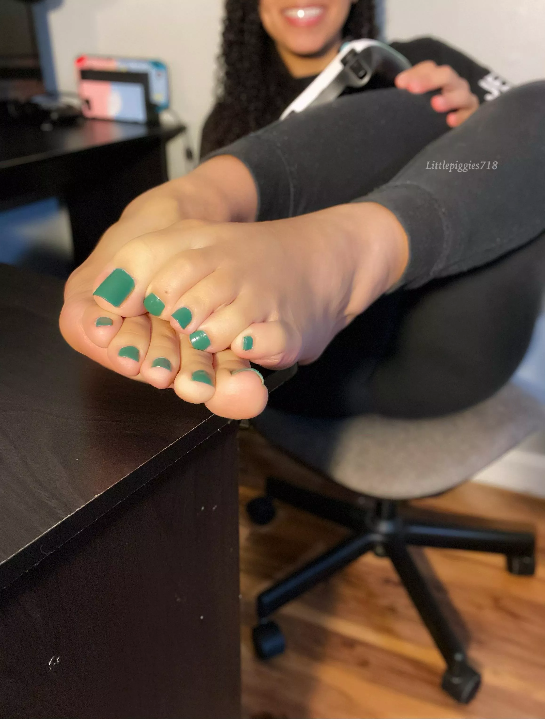 Green gamer toes