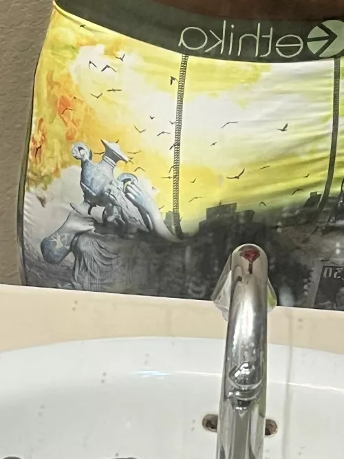 My cock needs to be free 😈🍆🔥