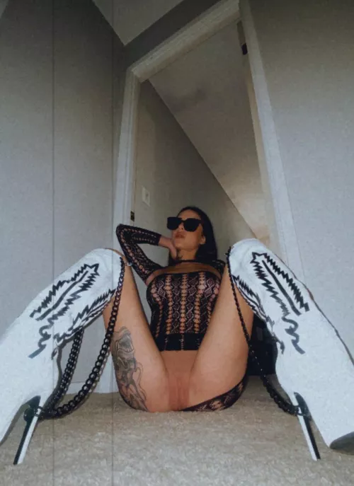 My favorite heeled boots 😜🫶🏼