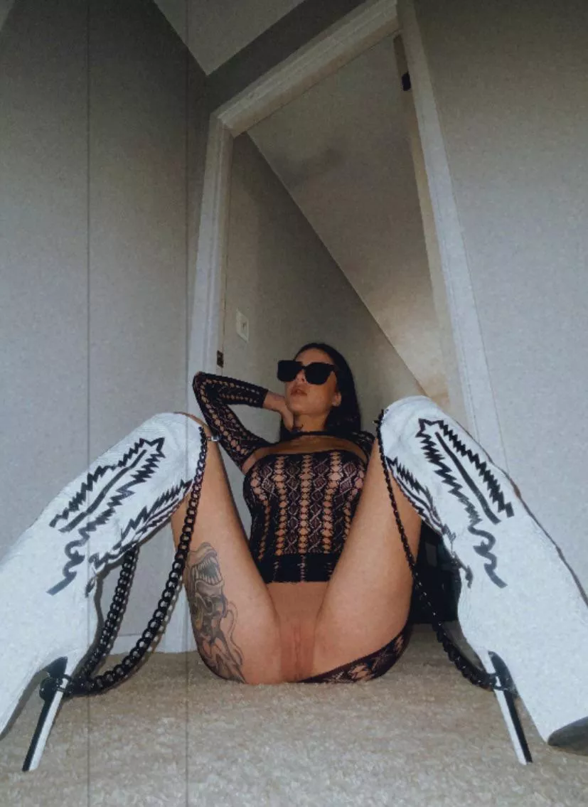 My favorite heeled boots 😜🫶🏼