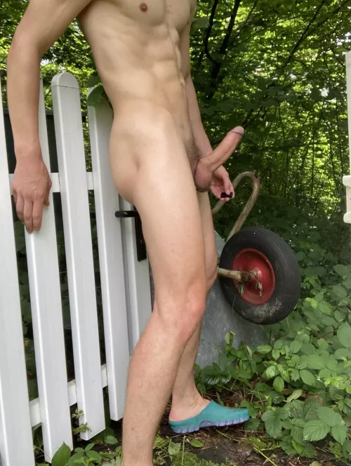 My neighbor is getting on my nerves. He wants to forbid naked gardening in the neighborhood. I won’t care! 🍆💦🎥🤳🌿
