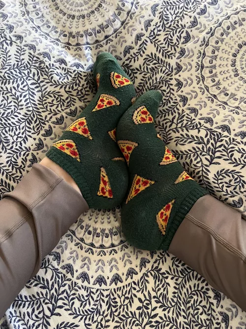 Pizza night! What’s your favorite topping?! 🍕🦶