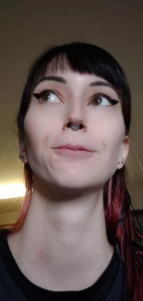 Scared to post n00dz on Reddit, but I think I look cute here. Prove me right ;p