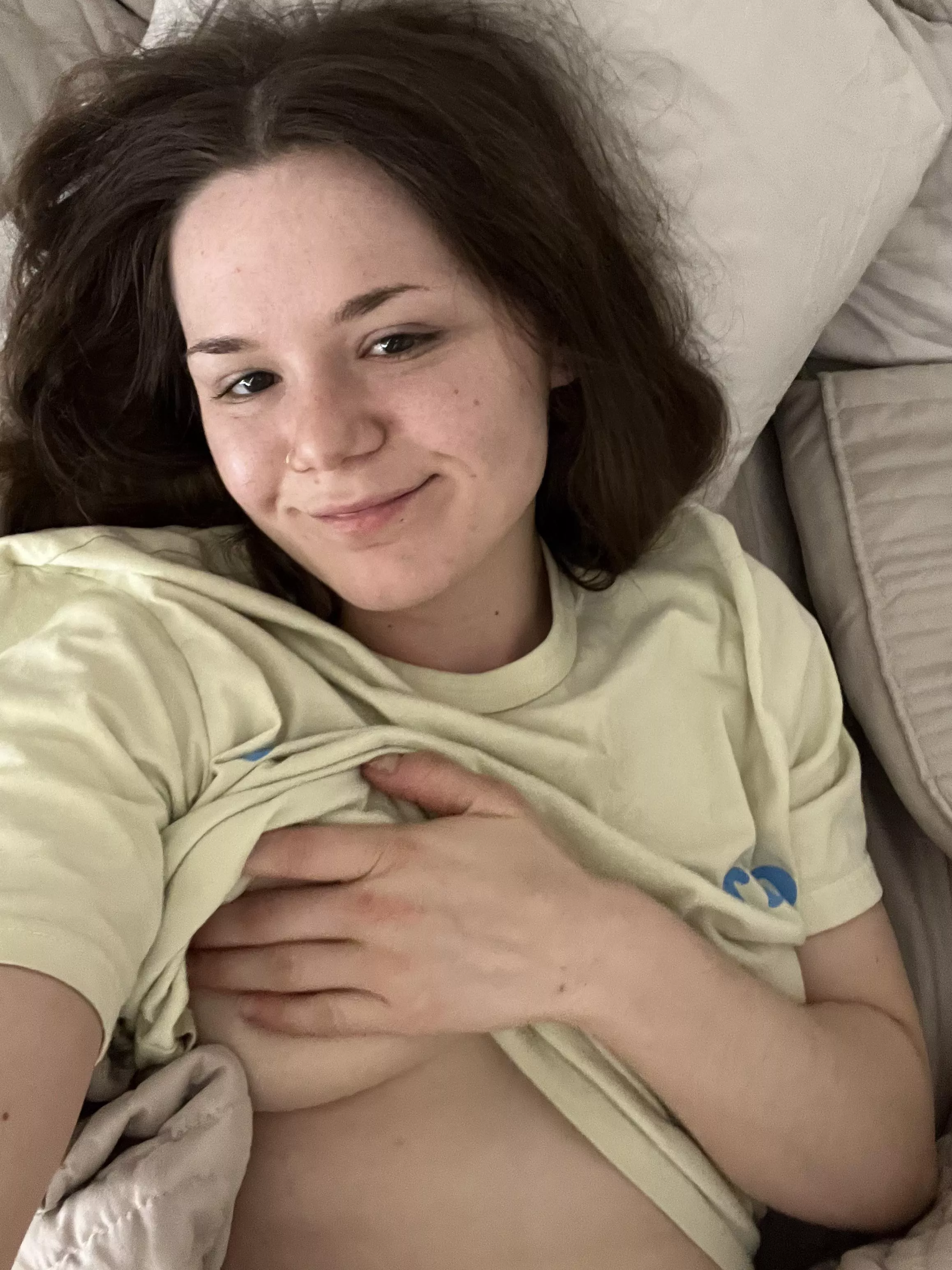 Still in bed wanna cuddle?✨