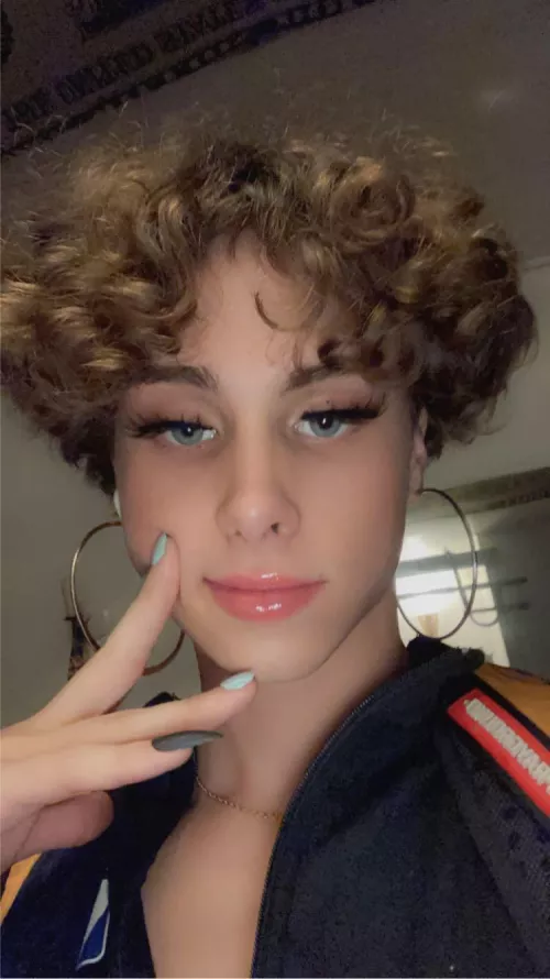 Tried putting on lashes kinda f them up 😂🤭