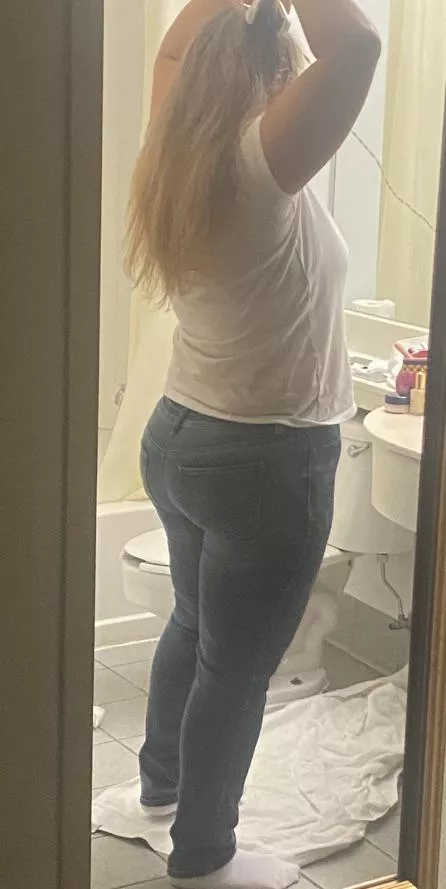 Who wants to see my wife without clothes ?