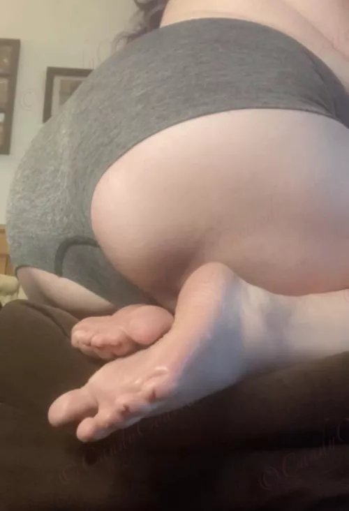 Ya know whatd be fun? If you controlled my vibe and made me cum in these while I work the bar tonight! 🤭 [selling]