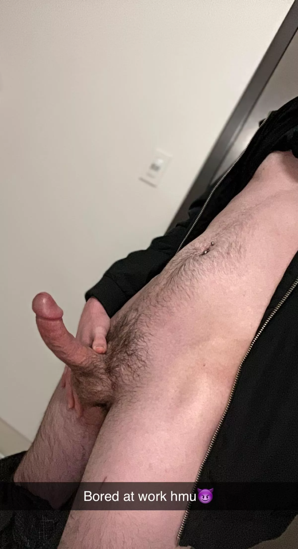 21 | bored at work hmu😈