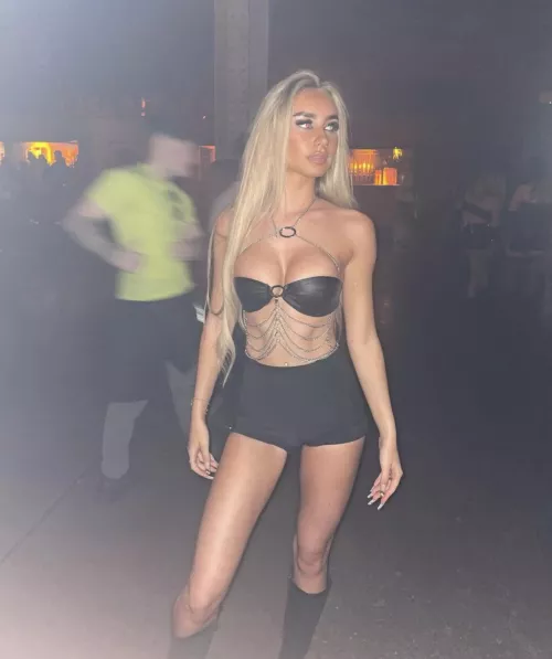 Brooke. Fake boobs, tight body