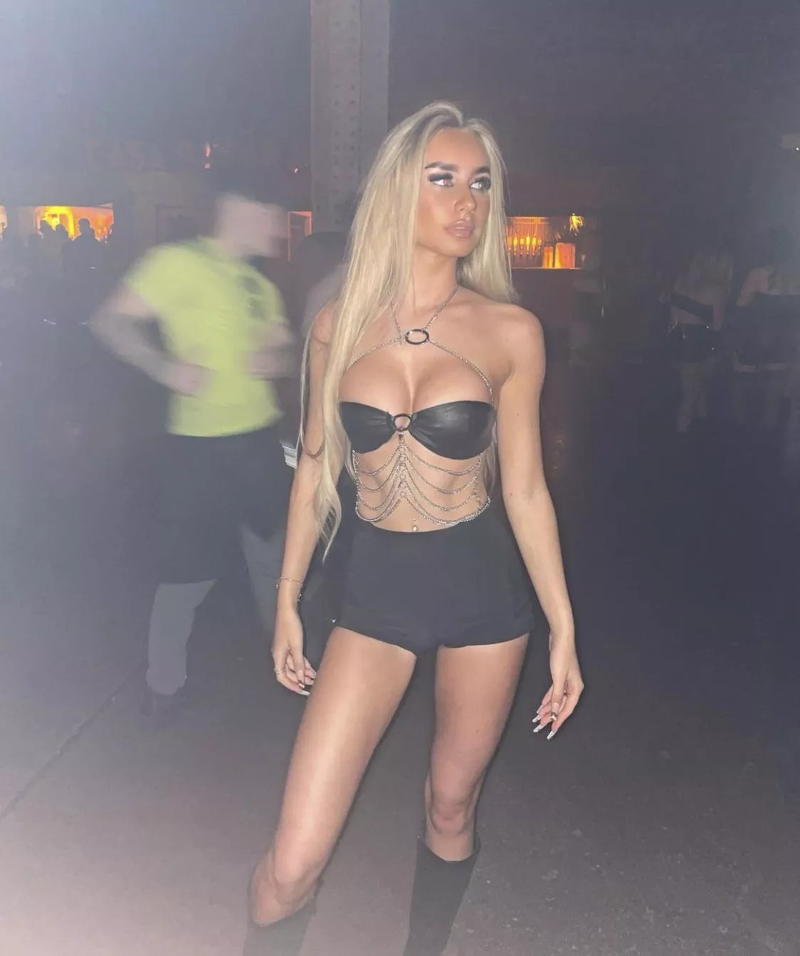 Brooke. Fake boobs, tight body