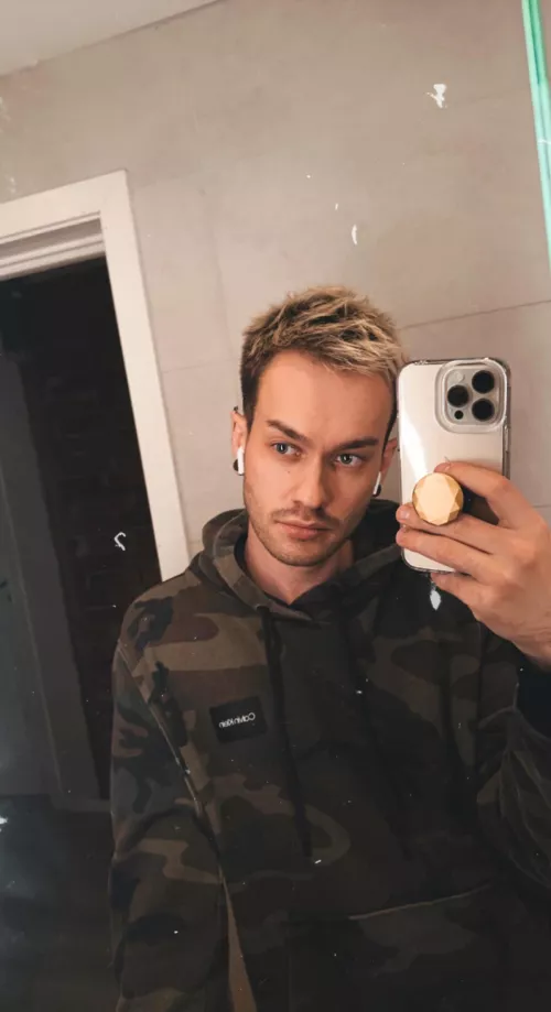 Hangover AF, who wanna cuddle?