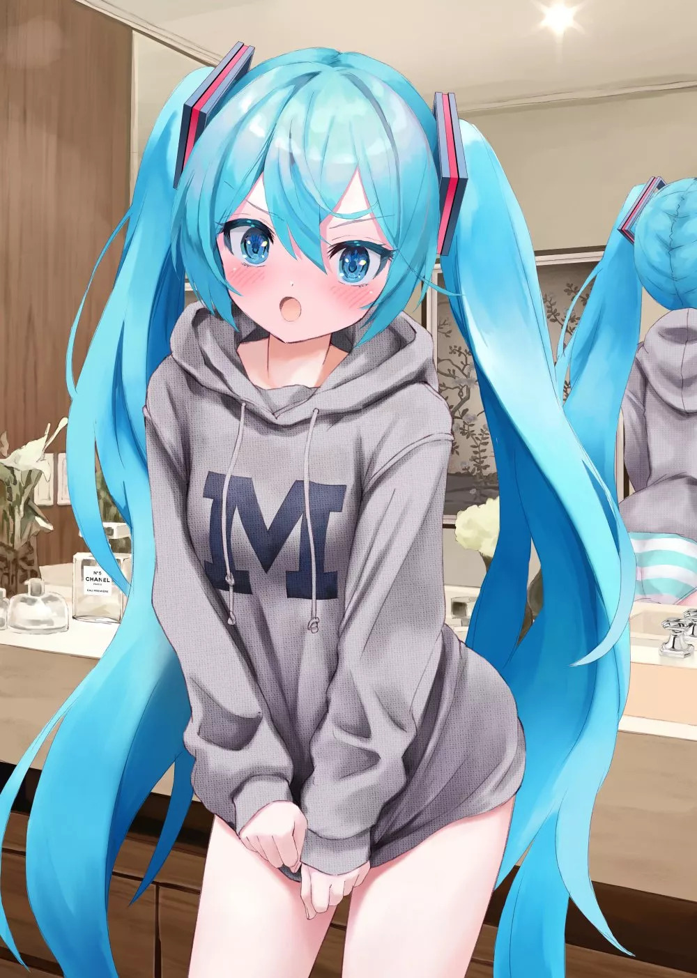Hatsune Miku getting peeked on