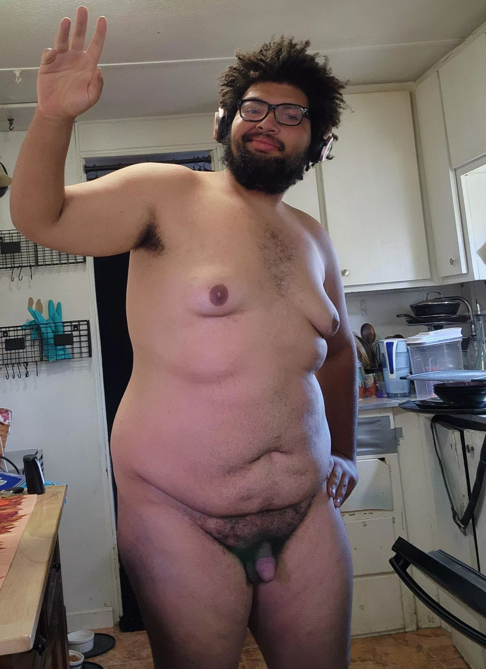 Hi!! Never posted here before or even a nude online at all so a bit shy. Much love!