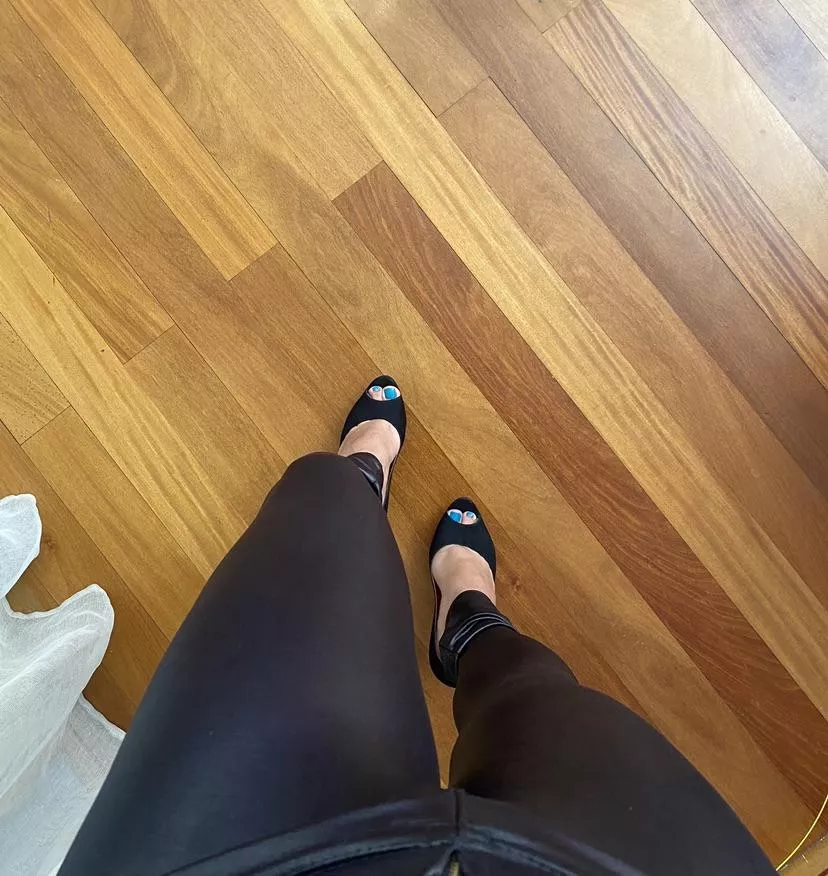 High heels and blue nails 💙