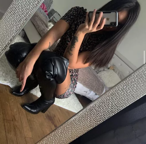 Hit the arrow if you want mommy to peg you & 1 t, and I am going to make you fuck me as well either you like it or not