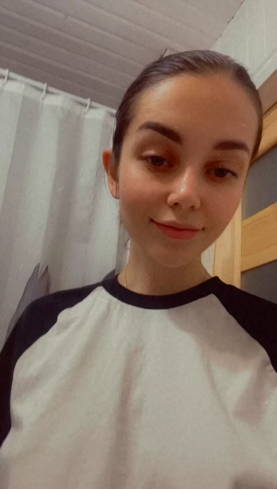 ⬆️ if you want me to send you nudes