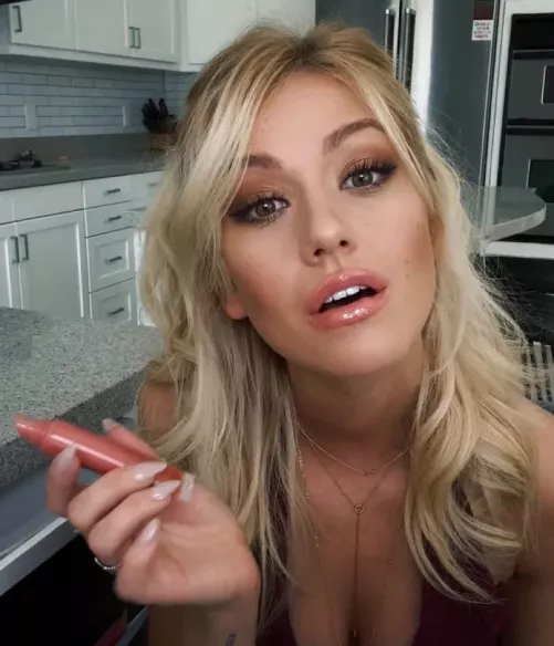 Katherine McNamara always makes me feel so crazy and she made me really weak during all NNN. I wanna get so crazy on the edge for her.