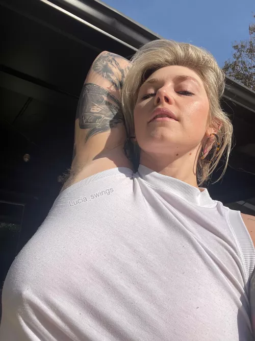 No bra, what’s the prob?