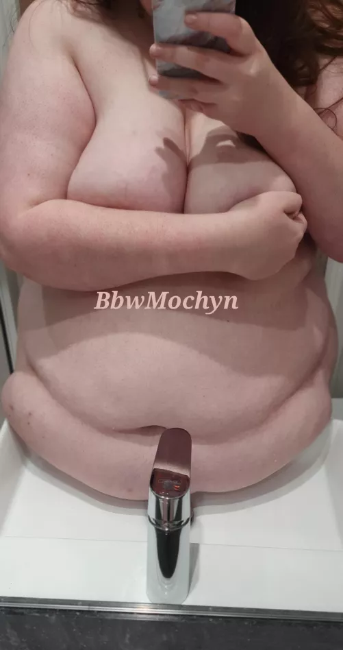 Perfect belly rest (I can't belive my fupa is hiding under too) 😍