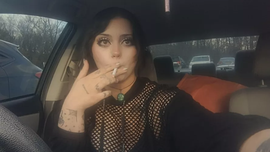 so cold out but I'm still gonna dress like a slut 🖤