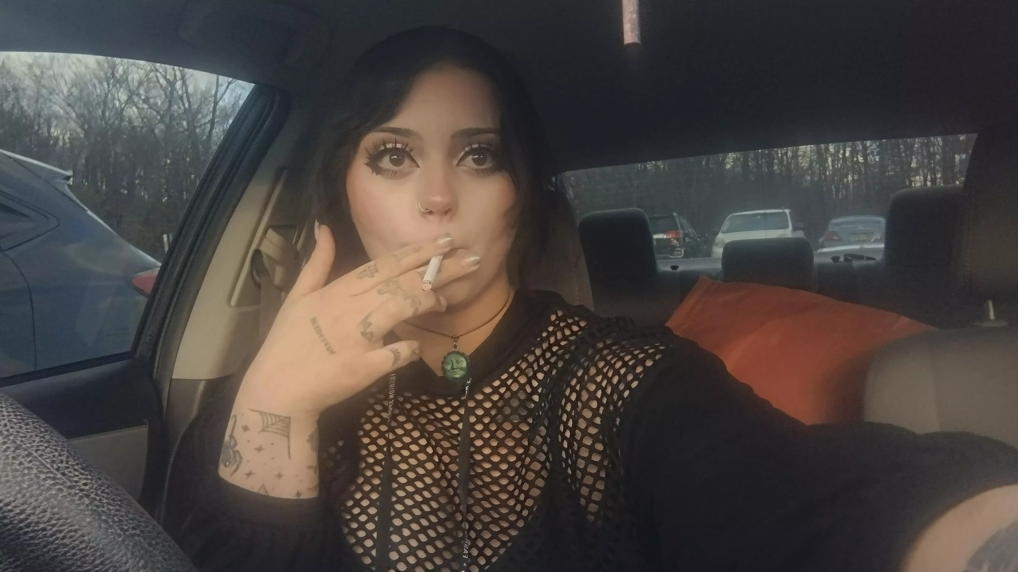 so cold out but I'm still gonna dress like a slut 🖤