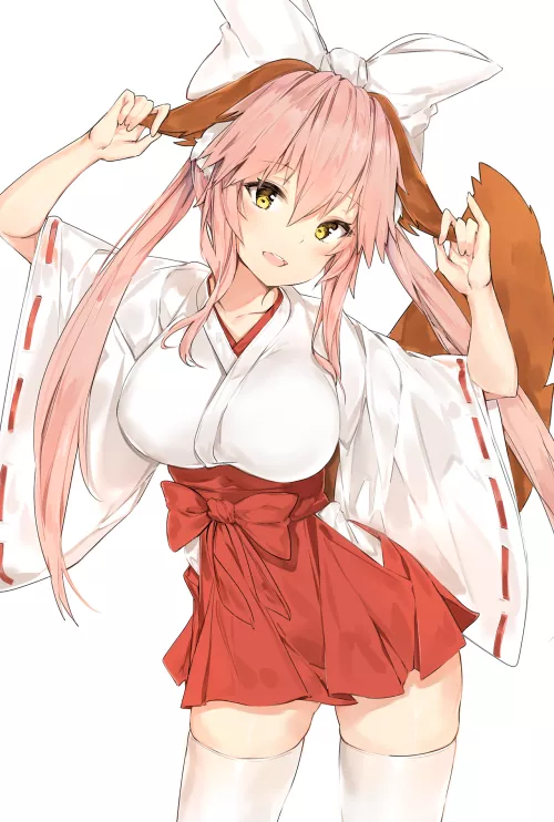 Tamamo in cute shrine maiden outfit