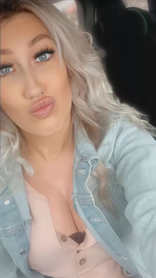 To the cute dad on Reddit who said I have “dick sucking lips”, I say come find out for yourself 😘