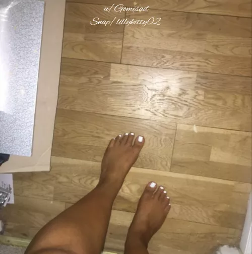 white toes>