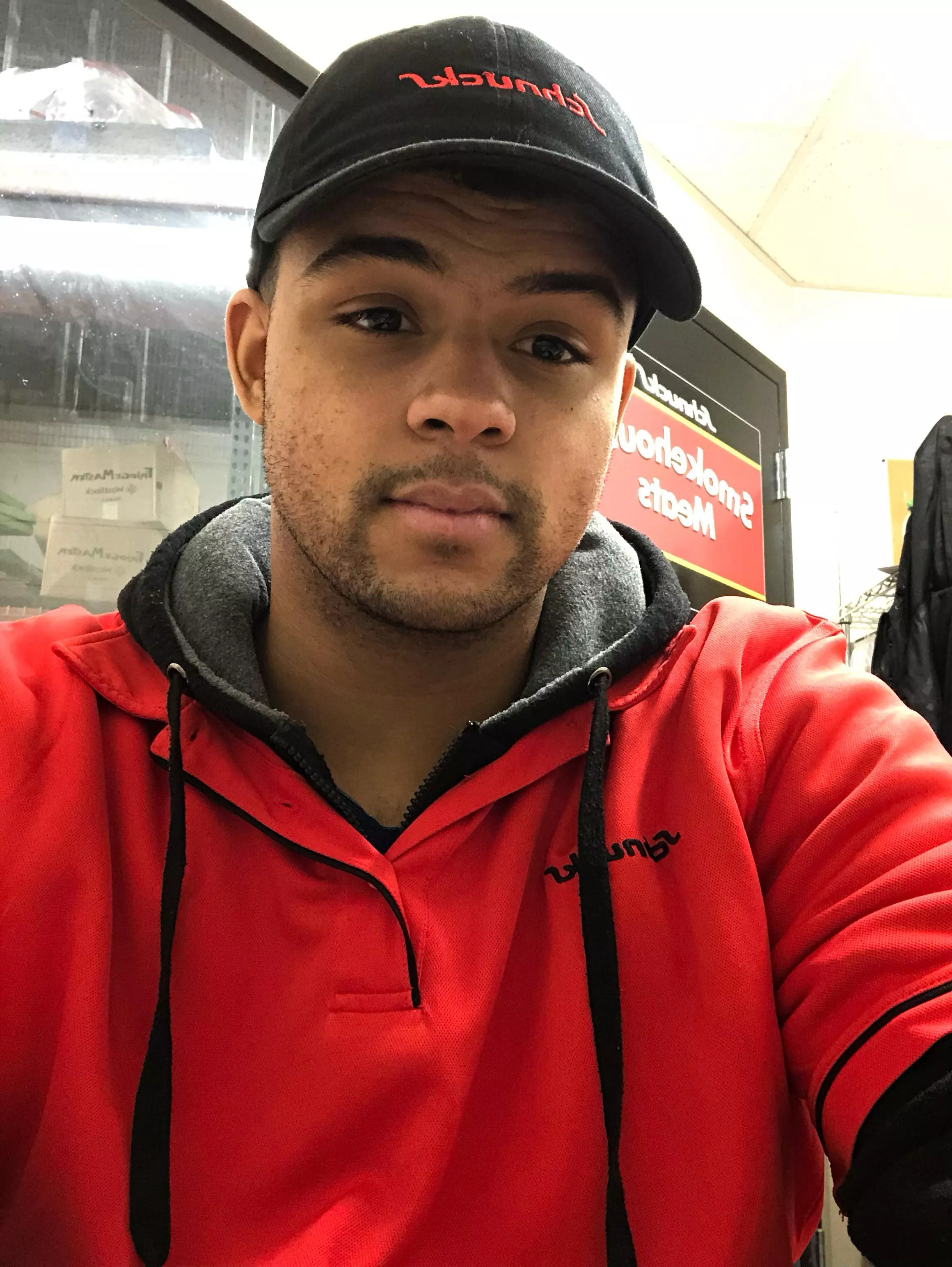 Why my face look so weird 🗿 Anyway, hanging in a thread atm 😀