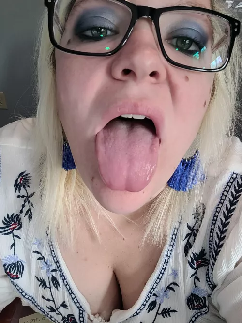 would you like me to wrap my lips 💋 around your cock? 😈🥵