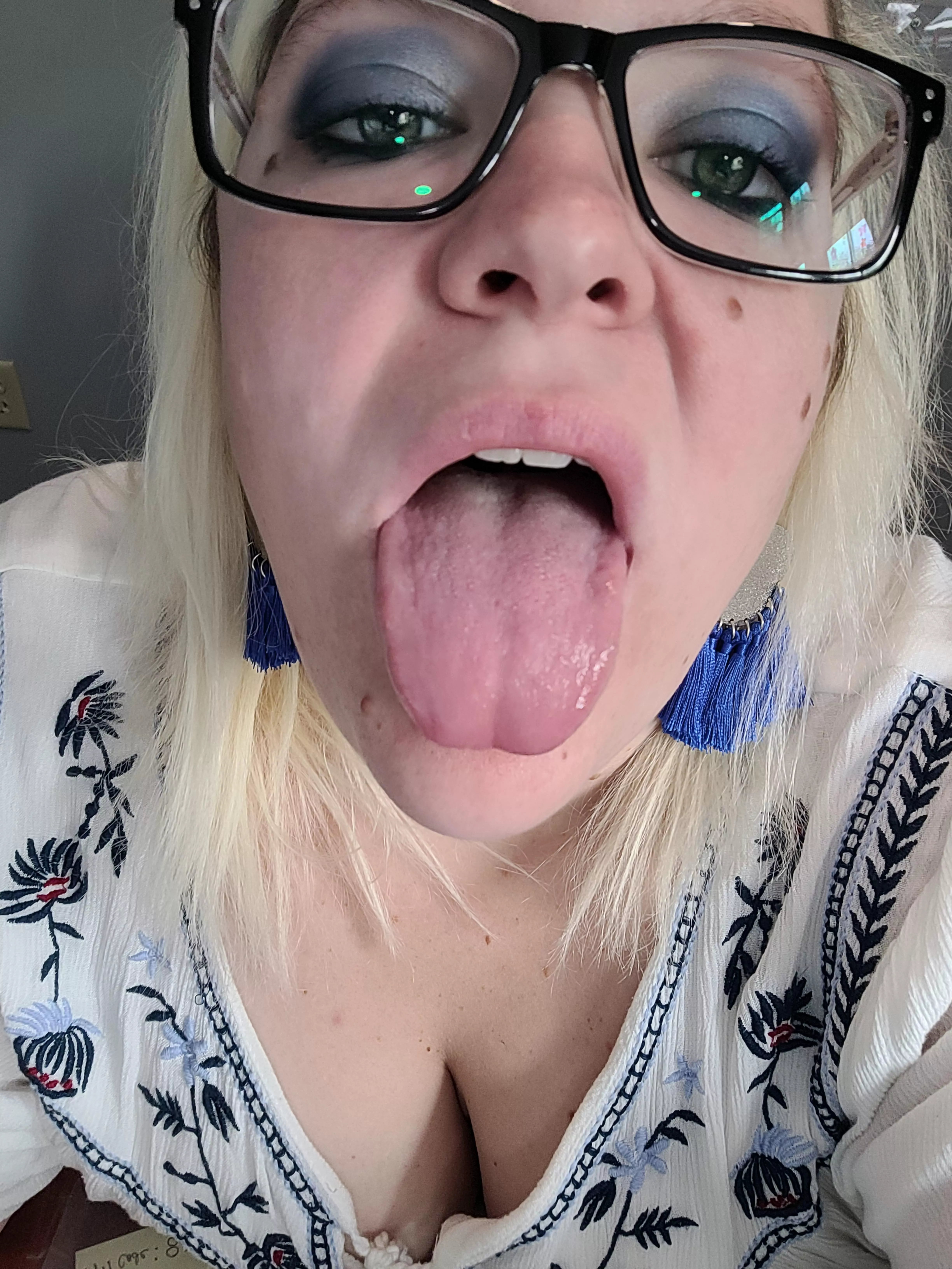 would you like me to wrap my lips 💋 around your cock? 😈🥵
